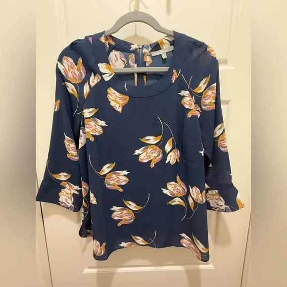 Daniel Rainn. Blue Floral, Zip Back Top. Size Petite Medium. - Picture 5 of 9